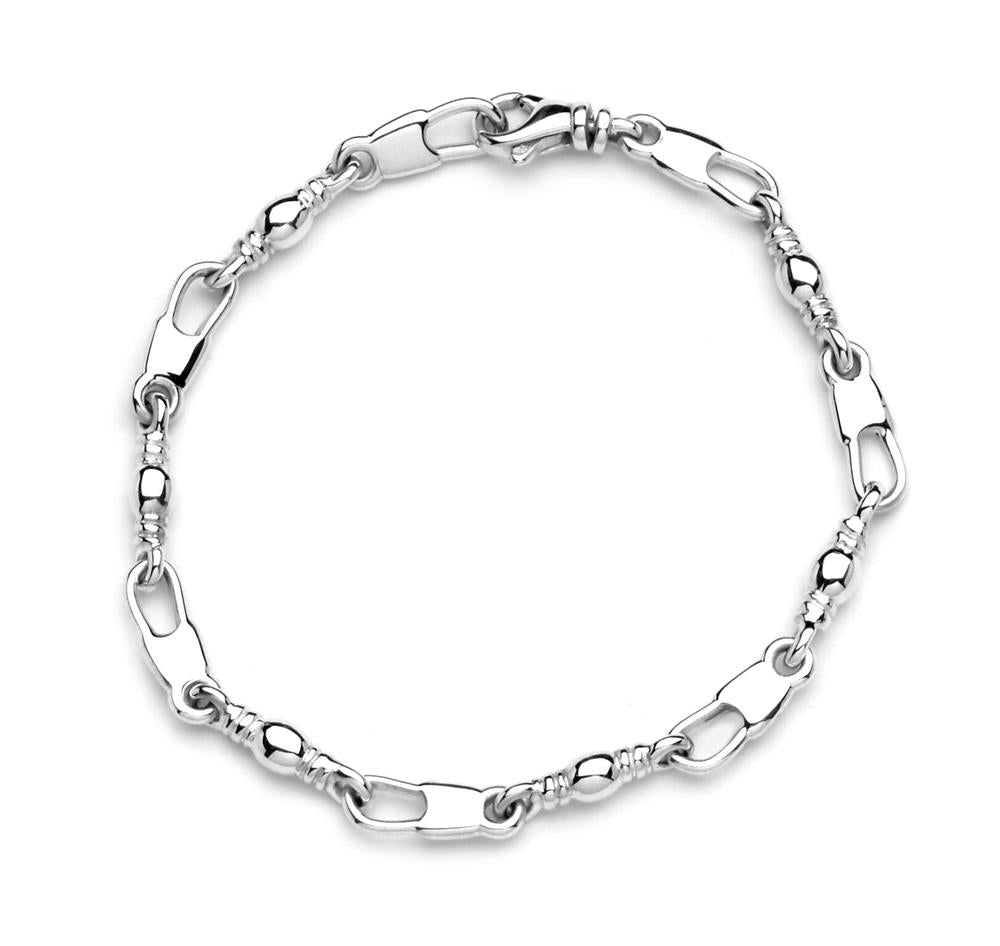 The 5mm width, 7.25-inch length bracelet from Denali Pro Jewelers, named "Fisher of Men," is an elegant piece featuring a swivel lobster clasp fastening. This stylish and modern bracelet combines oval and round links with decorative twists at intervals.